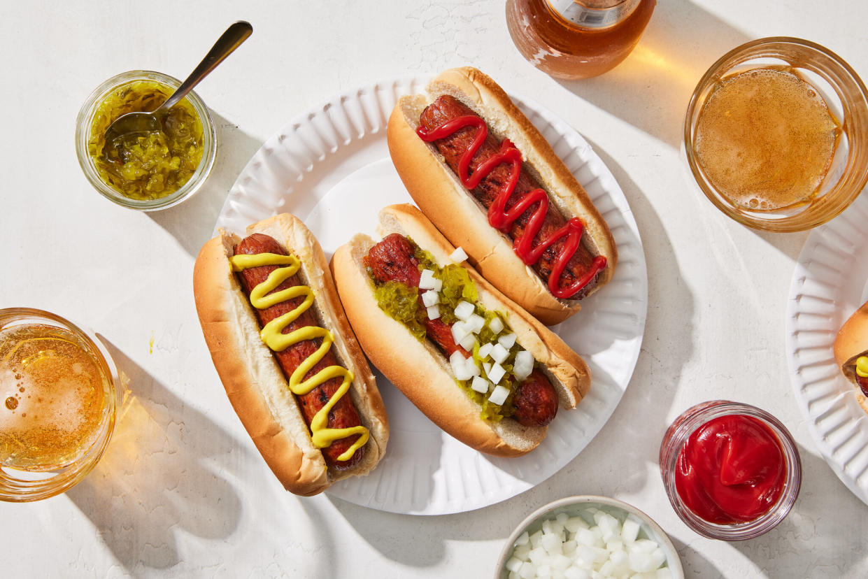 Utiliza los condimentos clásicos o sé creativo con los aderezos para los hot dogs. Estilista de alimentos: Simon Andrews. (Christopher Testani/The New York Times)