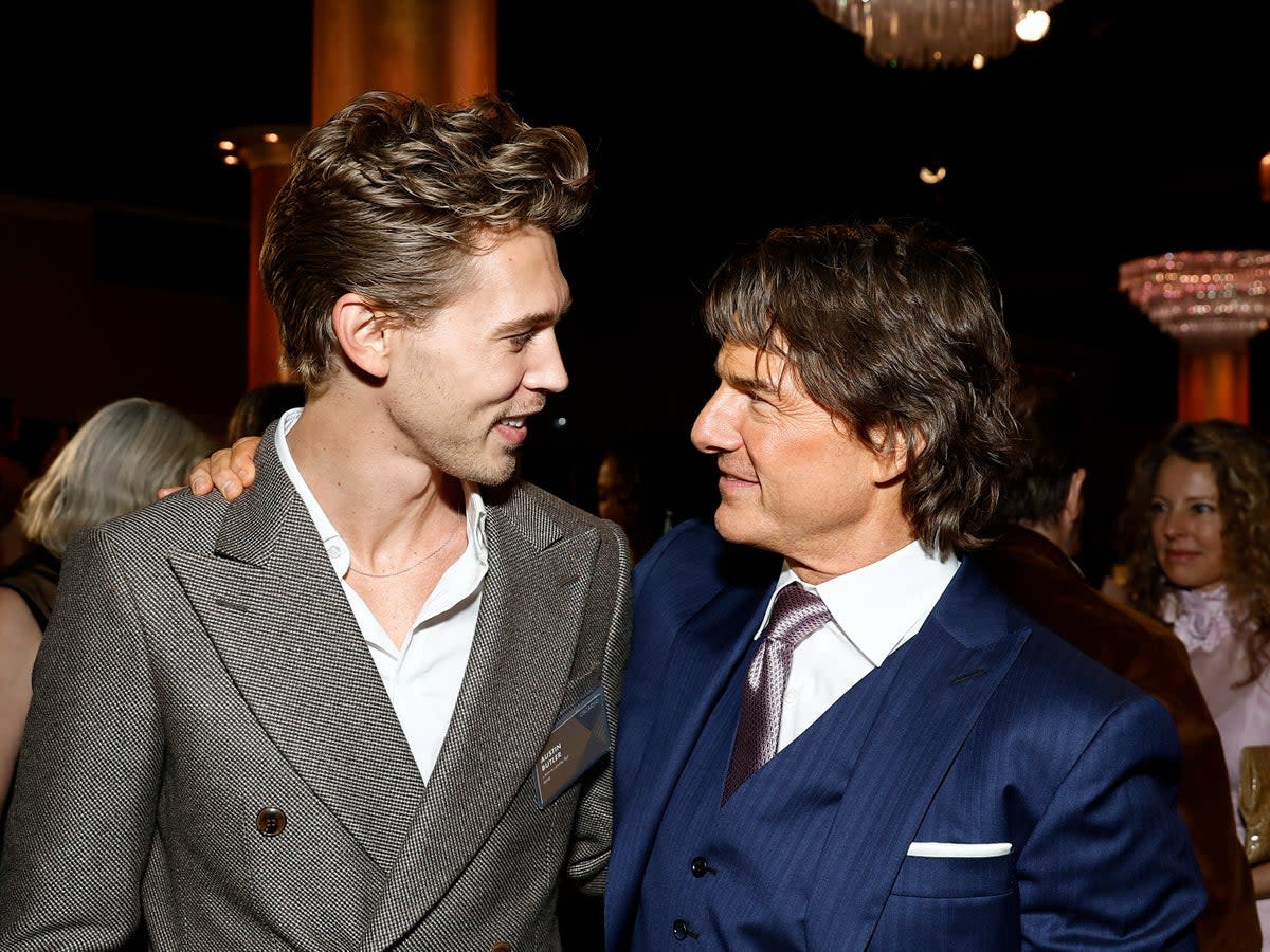 Tom Cruise (derecha) y un fan en el almuerzo de los Oscar (Getty Images)