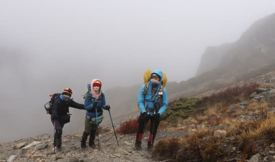 為了紀錄台灣山林之美，舒夢蘭率團隊攀登四座百岳，深入四大山脈，圖為雪山通往翠池的碎石坡。（圖／東森新聞）