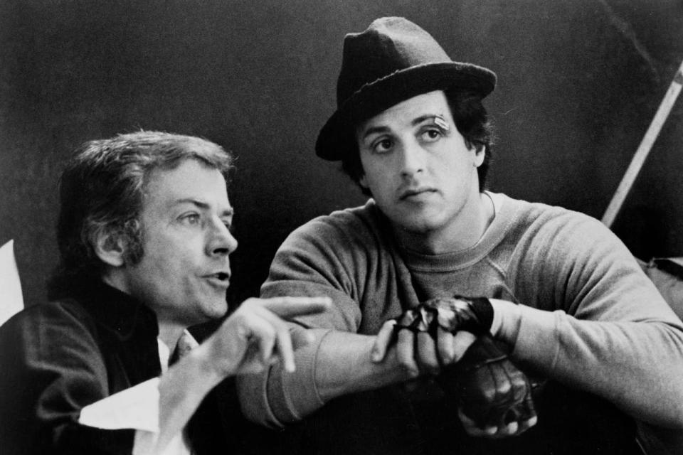 Sylvester Stallone escucha las indicaciones de John Avildsen, durante el rodaje de Rocky