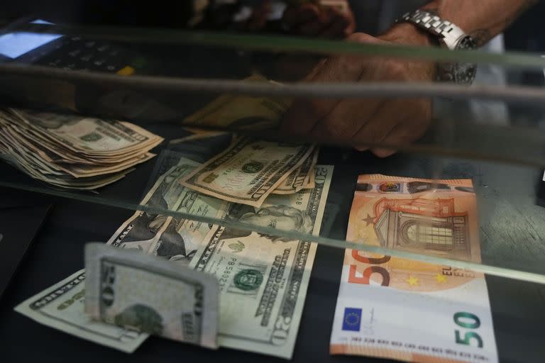 En cinco meses, el euro cedió 12% frente al billete verde. (AP Photo/Gregorio Borgia)