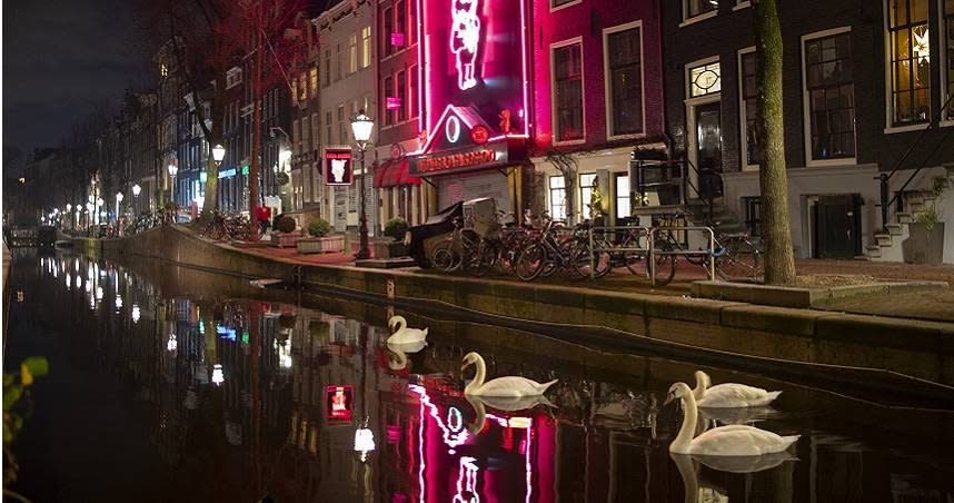 阿姆斯特丹警告，希望英國男性和吸毒客離開。圖為阿姆斯特丹紅燈區。（圖／達志／美聯社）