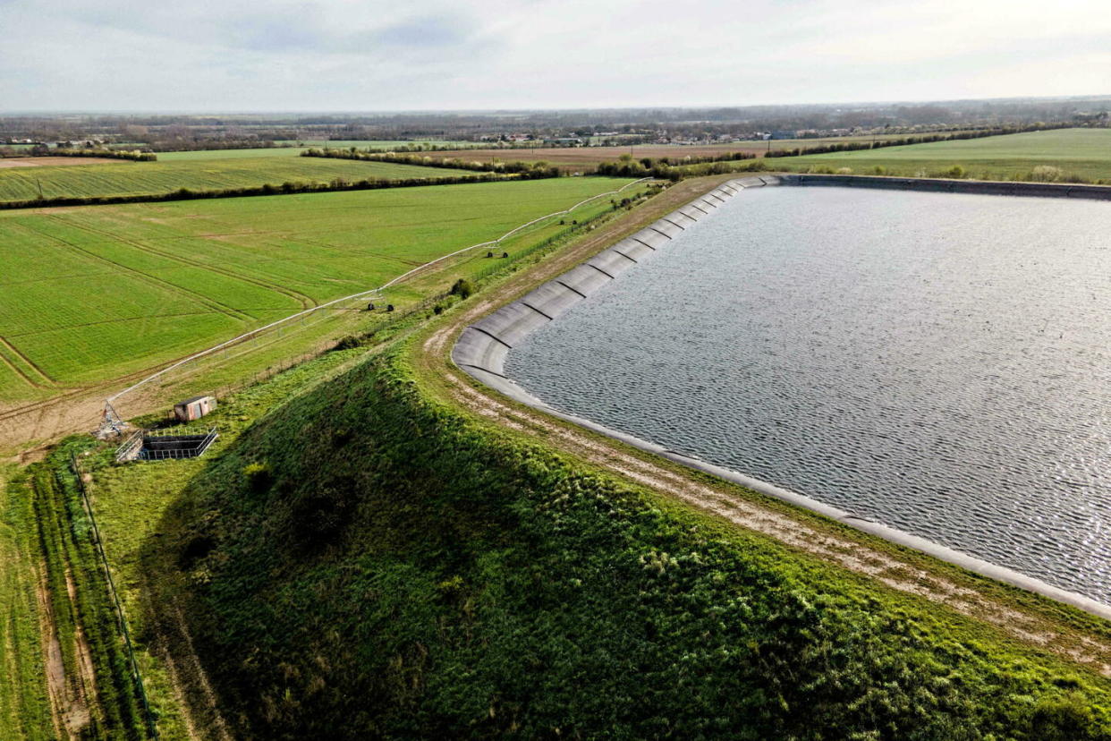 Vue aérienne du méga-bassin, une réserve d'eau de substitution pour l'irrigation agricole, à La Laigne, en France, le 25 mars 2024.  - Credit:Leoty / Leoty/ANDBZ/ABACA