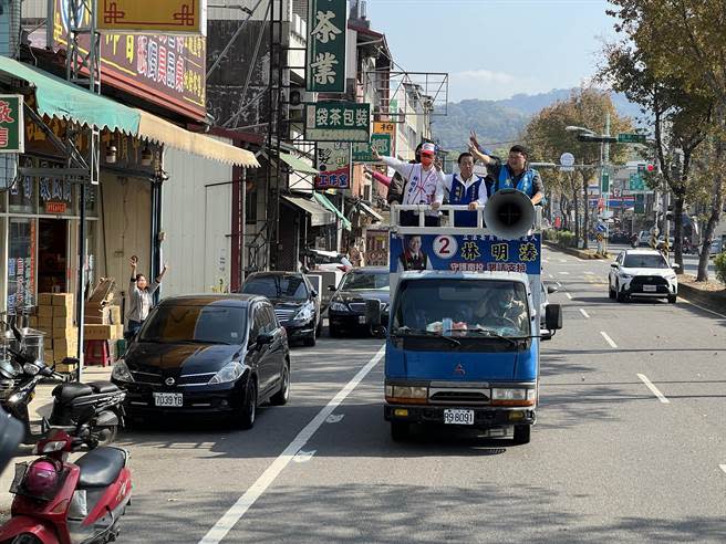 張善政、游顥等人陪林明溱在竹山鎮掃街拜票，支持者聽到廣播衝出家門熱情揮手。（林明溱競辦提供／楊靜茹南投傳真）