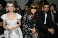 Qui a dit qu’Anna Wintour ne souriait jamais ? Après avoir retiré, la veille, ses éternelles lunettes noires pour l’exposition <em>Harper’s Bazaar</em>, la rédactrice en chef du <em>Vogue US</em> semble ravie d’être assise entre Lucy Boynton et Nicolas Ghesquière pour assister au défilé Chloé ! ©Getty Images