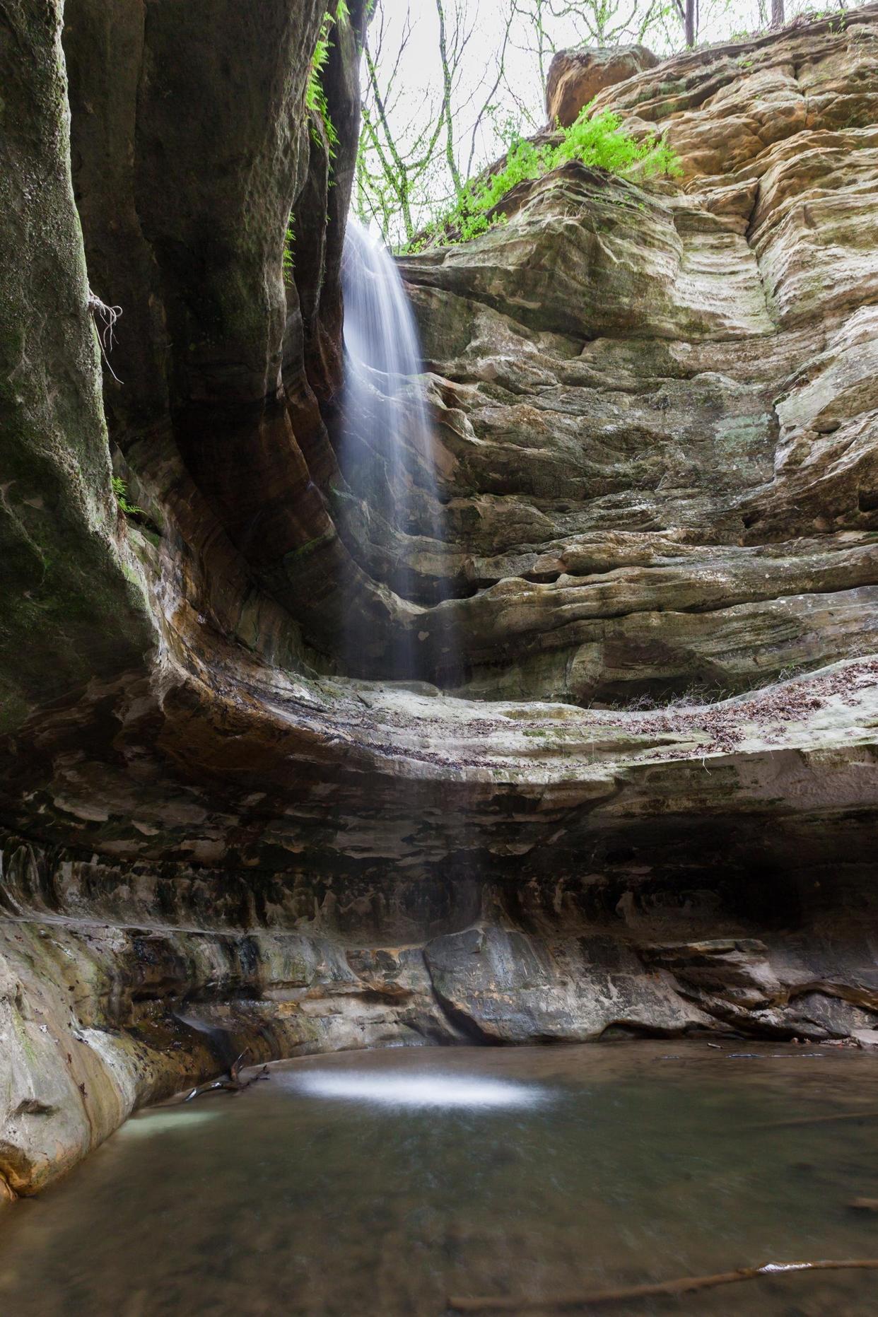 St. Louis Canyon waterfall in Starved Rock State Park, Illinois