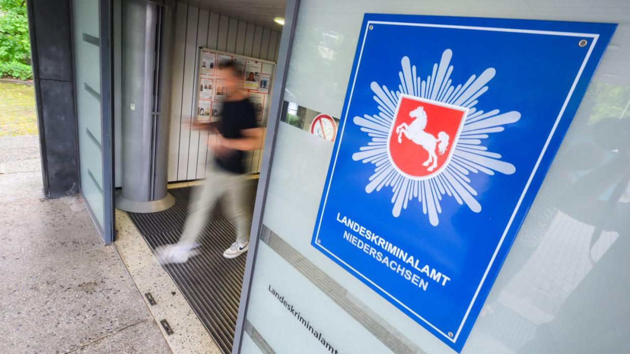 Mit einem neu entdeckten Handyvideo will die Polizei auf die Spur des seit Jahrzehnten untergetauchten früheren RAF-Terroristen Burkhard Garweg kommen. (Bild: dpa)