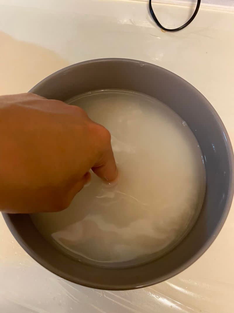 ▲將生米放入可微波的碗公，倒入達1指節高度的清水。（圖／臉書社團《廚藝公社》） 
