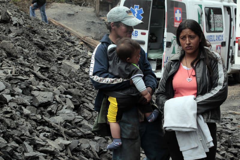 Foto de archivo. Familiares de un minero fallecido en una explosión esperan cerca a una ambulancia en la mina de La Escondida, en Sutatausa, departamento de Cundinamarca