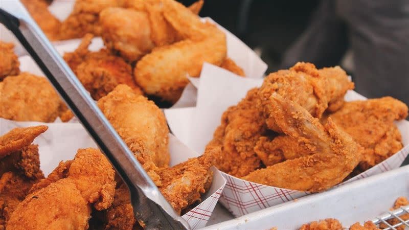 炸雞是不少人喜愛的美食，但近年來的漲價卻讓鄉民十分有感。（示意圖／翻攝自Pixabay圖庫）