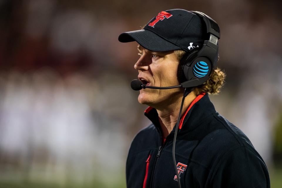 LUBBOCK, TEXAS - NOVEMBER 20: Interim head coach Sonny Cumbie of the Texas Tech Red Raiders calls a play during the first half of the college football game against the Oklahoma State Cowboys at Jones AT&T Stadium on November 20, 2021 in Lubbock, Texas. (Photo by John E. Moore III/Getty Images) ORG XMIT: 775721580 ORIG FILE ID: 1354542361