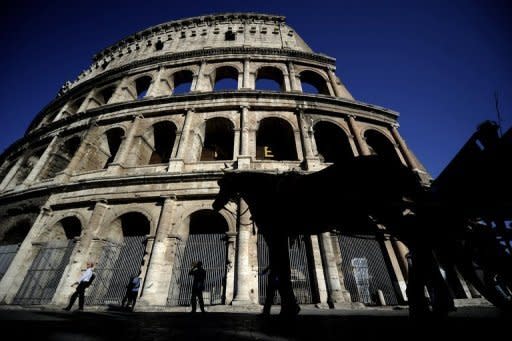 La inclinación de 40 centímetros sobre un costado del Coliseo de Roma, uno de los monumentos más visitados del mundo, no suscita preocupación entre los expertos, aunque decidieron "someterlo a observación", explicó a la AFP el 30 de julio de 2012 Rossella Rea, directora del célebre anfiteatro del siglo I. (AFP/Archivo | Filippo Monteforte)