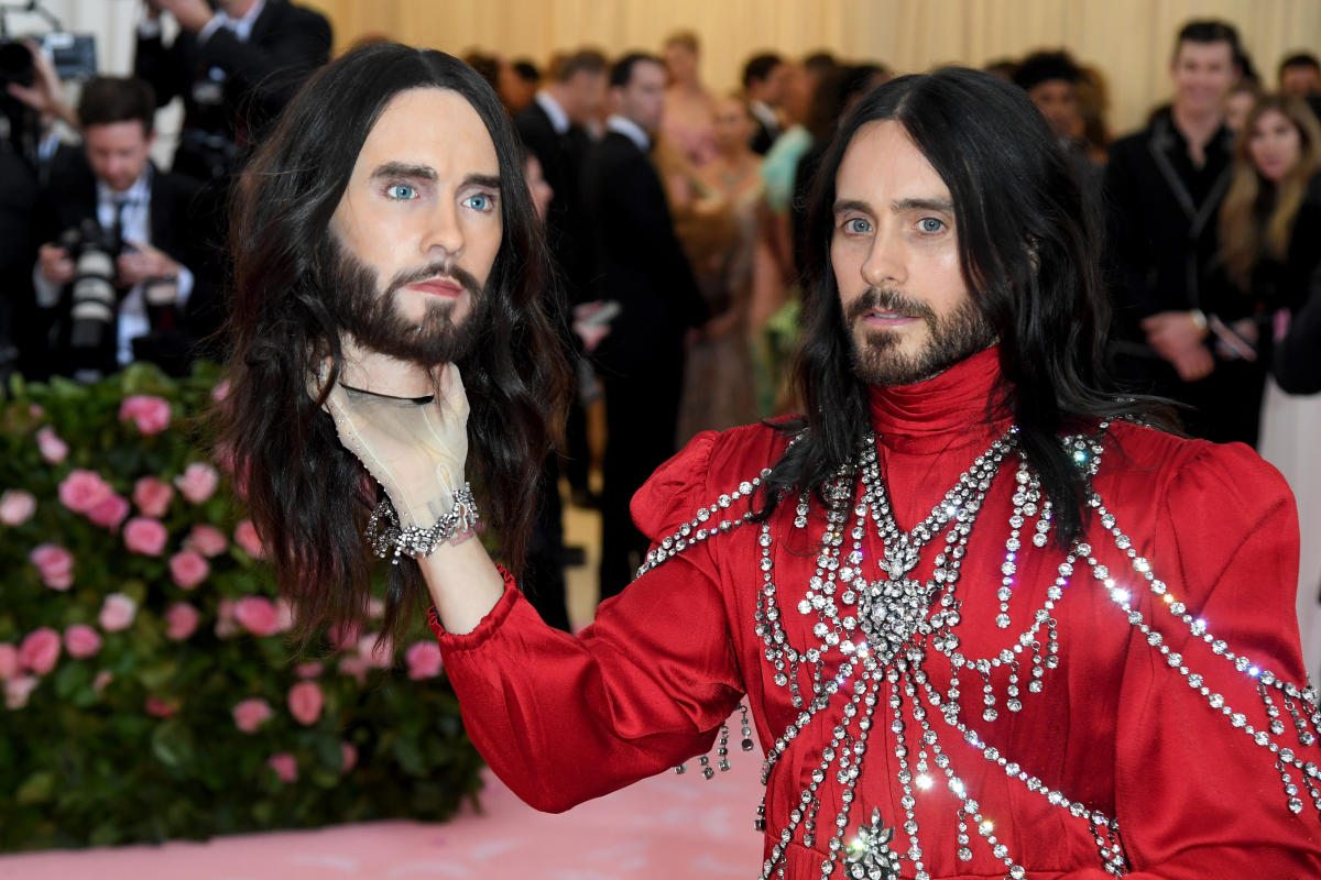 Jared Leto used a replica of his own head as an accessory on the Met ...