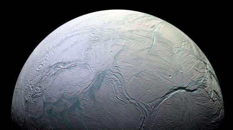 <em>Imagen satelital de la luna de Saturno llamada Enceladus. (NASA)</em>