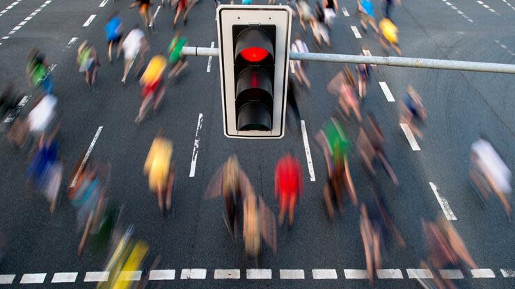 Statt nur die reinen Infektionszahlen könnte ein Ampel-System auch andere Faktoren berücksichtigen. Foto: dpa