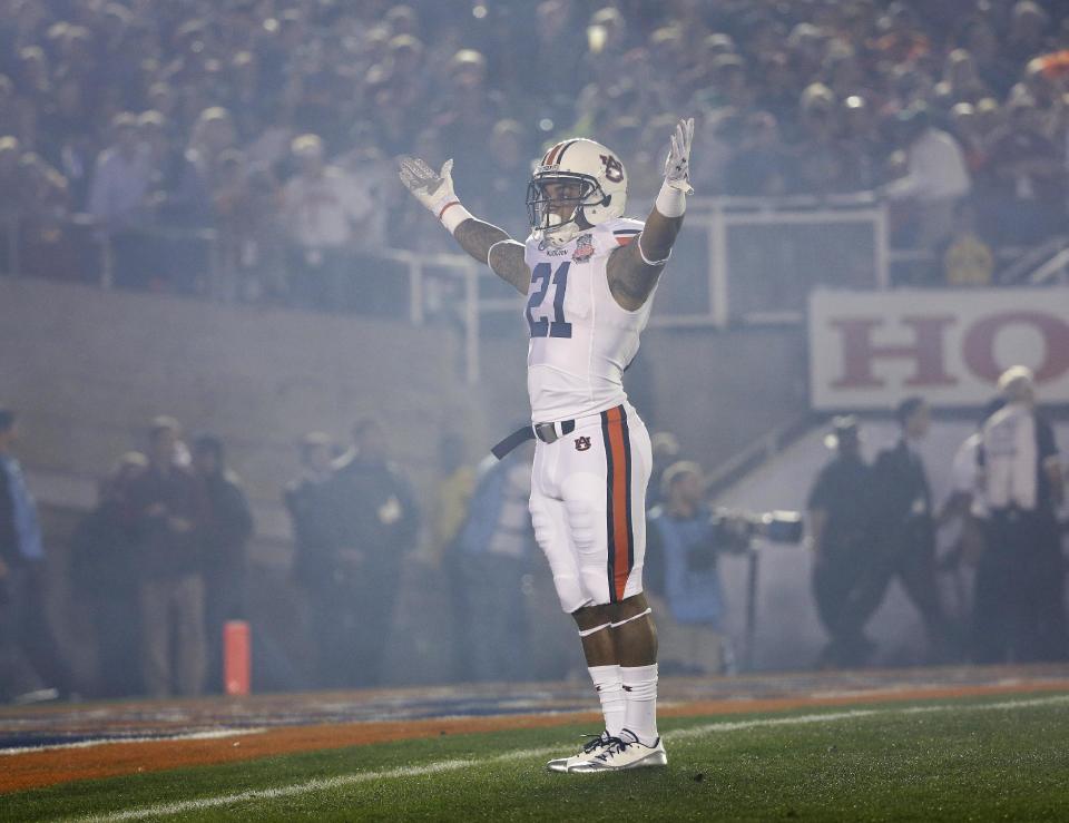 Auburn's Tre Mason acknowledges the crowd during the first half of the NCAA BCS National Championship college football game against Florida State Monday, Jan. 6, 2014, in Pasadena, Calif. (AP Photo/David J. Phillip)