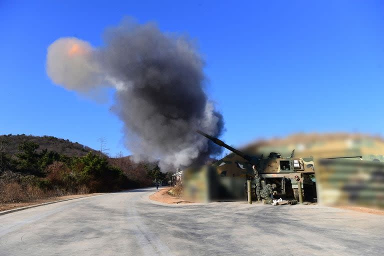 Esta fotografía tomada el 5 de enero de 2024 y proporcionada por el Ministerio de Defensa de Corea del Sur muestra el obús autopropulsado K9 de 155 mm de Corea del Sur disparando durante un ejercicio con fuego real en una base en la isla Baengnyeong en las aguas en disputa del Mar Amarillo después de que Corea del Norte disparara una ráfaga de artillería cerca de dos islas fronterizas con Corea del Sur el 5 de enero, dijo el Ministerio de Defensa de Seúl, lo que provocó un ejercicio con fuego real por parte del ejército surcoreano. (Handout / South Korean Defence Ministry / AFP)