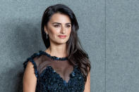 Interrogée par le magazine <em>Elle </em>en 2018, Penélope Cruz affirme que "<em>l’arrivée de</em> [ses] <em>enfants a tout changé pour</em> [elle]". "<em>On a beau avoir neuf mois pour s'y préparer, c'est comme si le mobilier se retrouvait cul par-dessus tête</em>", ajoute-t-elle avec humour. Désormais, l’actrice prend chacune de ses décisions en fonction de ses enfants, y compris sur le plan professionnel. "<em>J'étais quelqu'un qui se faisait du souci pour tout. Maintenant, je continue à me faire du souci, mais plus pour les mêmes raisons</em>. <em>Comme pour tout parent, chaque décision dans ma vie est désormais déterminée par leur présence. Je choisis mes films en pensant à eux : le lieu et la durée du tournage. Je ne peux pas jouer non plus n'importe quel rôle ni faire passer n'importe quel message. J'ai une responsabilité.</em>" <em>(Photo by Roy Rochlin/WireImage via Getty Images)</em>