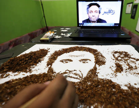 Artist Abdelrahman al-Habrouk creates a portrait of the Egyptian actor Adel Imam with tobacco in Alexandria, Egypt August 10, 2017. REUTERS/Mohamed Abd El Ghany