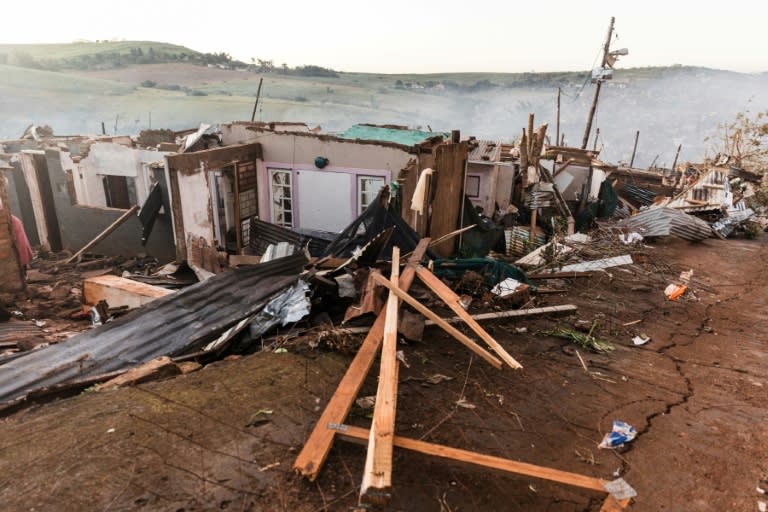 Unas casas destruidas por un tornado y por las inundaciones en un asentamiento informal en Tongaat, al norte de Durban, en Sudáfrica, en una imagen del 4 de junio de 2024 (Rajesh Jantilal)