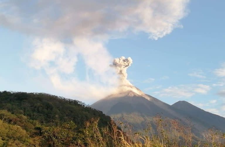 Impactantes imágenes de la erupción del volcán Fagradalsfjall en Islandia