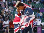 Britain's Andy Murray drapes himself with the flag during the presentation ceremony after winning the men's singles tennis gold medal match against Switzerland's Roger Federer at the All England Lawn Tennis Club during the London 2012 Olympic Games August 5, 2012. REUTERS/Stefan Wermuth (BRITAIN - Tags: OLYMPICS SPORT TENNIS) 