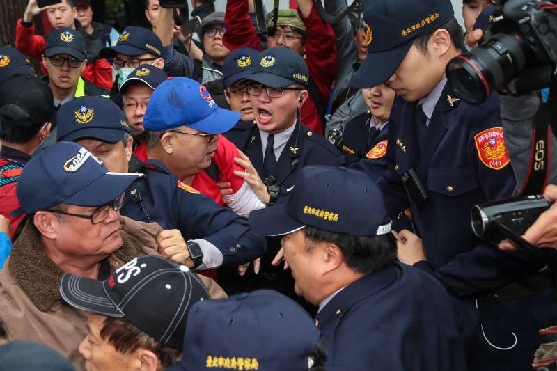 20180227-反年改團體27日下午持續繞行立院周遭，並與警方發生推擠衝突。（顏麟宇攝）