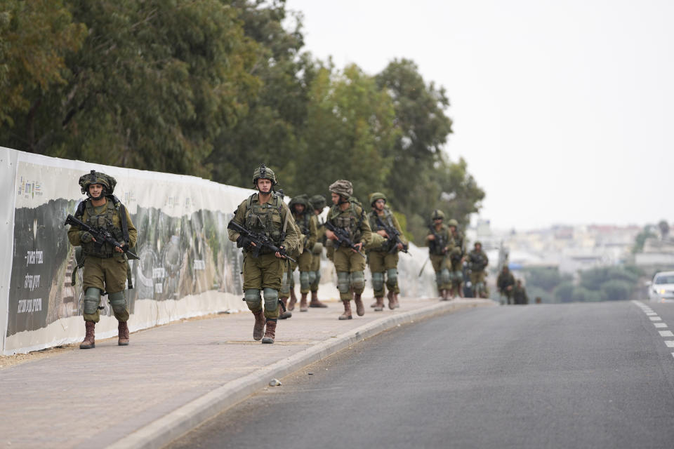 Soldados israelíes llegan a Sderot, ciudad cercana a la Franja de Gaza, este miércoles 11 de octubre de 2023. (AP Photo/Ohad Zwigenberg)