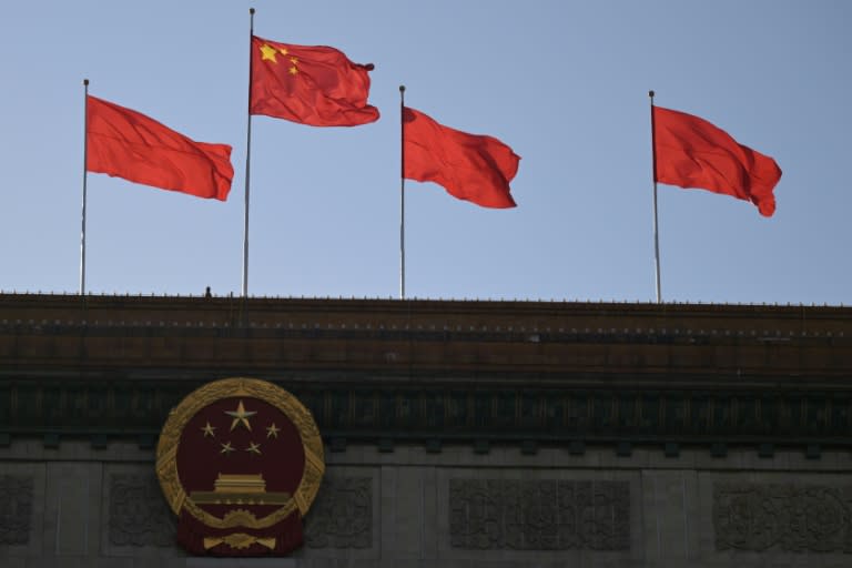 Unas banderas chinas ondean en el Gran Palacio del Pueblo de Pekín el 3 de marzo de 2024 (Pedro Pardo)