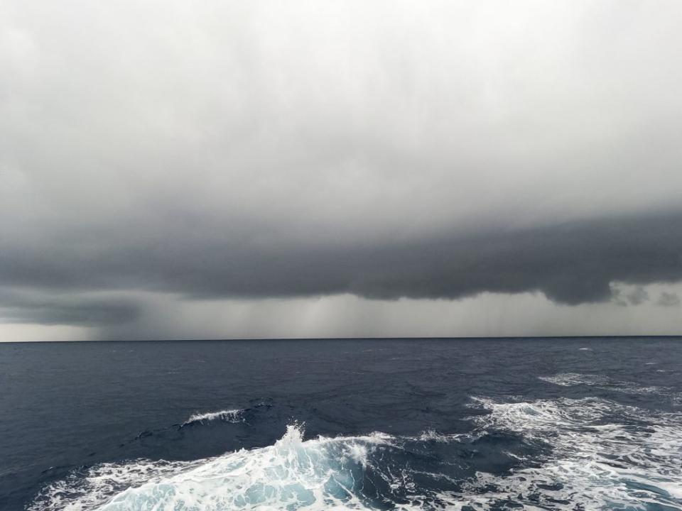在大西洋執行「固定點救援」測量任務時拍攝的極端降雨照片顯示，隨著全球氣溫升高，這種強烈降雨事件將變得更加劇烈。【圖片來源：MPI-M】