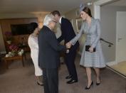 Britain's Prince William (2nd R) and his wife Catherine, Duchess of Cambridge (R), greet the President of Singapore Tony Tan and his wife Mary Chee, at the Royal Garden Hotel in London October 21, 2014. The President and his wife will be guests of Queen Elizabeth during the first state visit of a Singapore President to Britain. REUTERS/Anthony Devlin/pool (BRITAIN - Tags: POLITICS ROYALS ENTERTAINMENT)