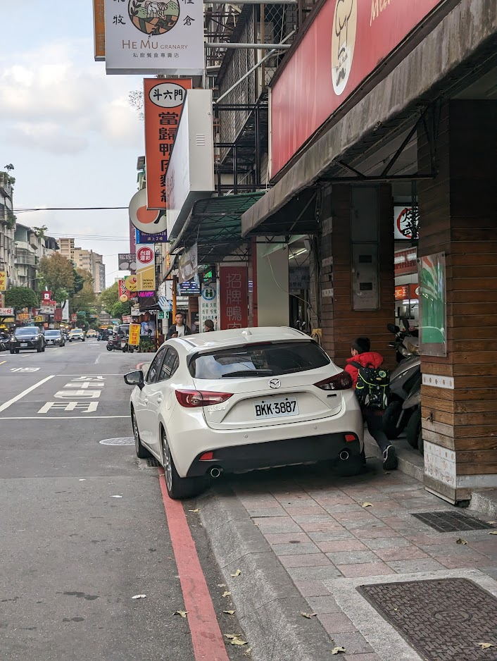 Cheap貼出自家附近的違停狀況，中和區自立路一輛車誇張違停在人行道上。   圖:Cheap臉書