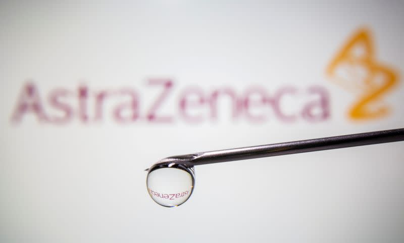 Foto de archivo ilustrativa del logo de AstraZeneca reflejado en una gota cayendo de una jeringa