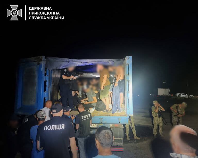 Los guardias fronterizos de la región de Odessa detuvieron a 41 personas que intentaban cruzar la frontera ilegalmente. (Captura de video / Telegram)