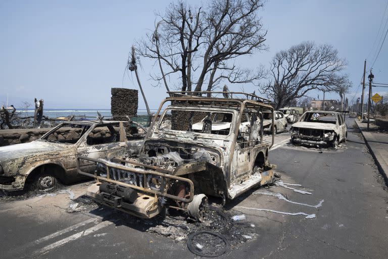 El fuego se propagó tan rápido que no hubo tiempo de salvar pertenencias, cientos de autos que quedaron varados en las calles fueron consumidos por las llamas 