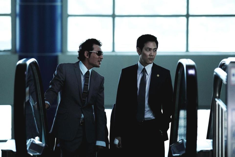 黃晸玟（左）與李政宰七年前合作《闇黑新世界》，創下9.5億元的票房紀錄。（翻攝daum movie）