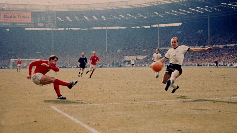 Er ist bis heute der einzige Spieler, der in einem WM-Endspiel drei Tore erzielte. Wirklich drei? Schließlich schoss Geoff Hurst (links) 1966 in der Verlängerung auch das legendäre "Wembley-Tor" zum zwischenzeitlichen 3:2 für England. Der Ball sprang von der Latte wohl eher nicht hinter die Linie, gezählt wurde der Nicht-Treffer trotzdem. 2:4 war Deutschland am Ende unterlegen. England triumphierte zum ersten und bislang letzten Mal bei einer WM. (Bild: Hulton Archive/Getty Images)