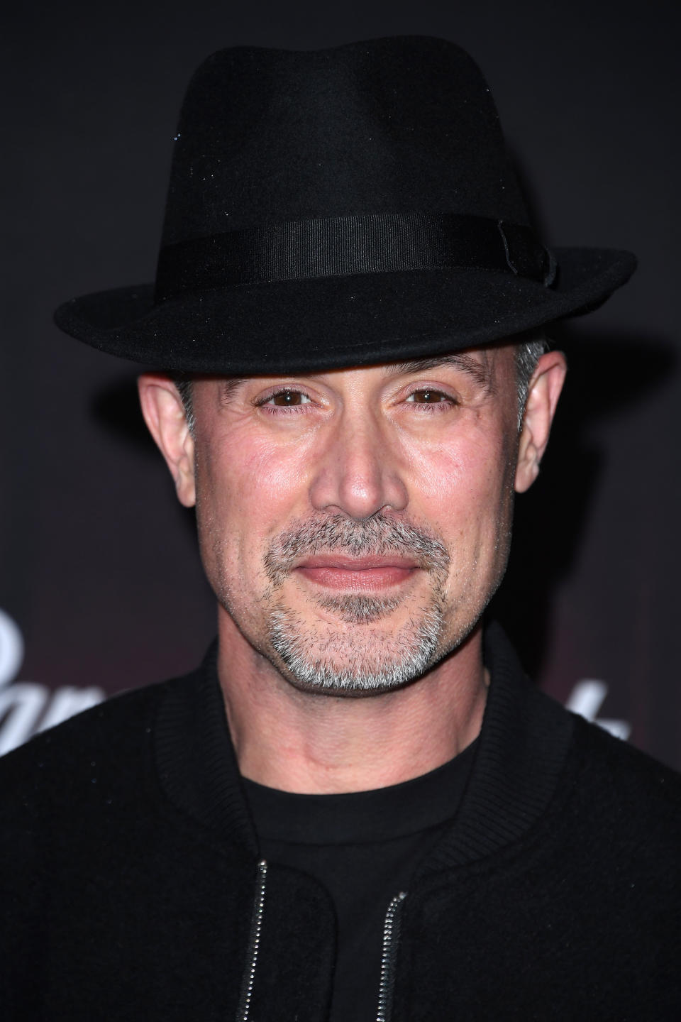 Freddie Prinze Jr. posing at a premiere