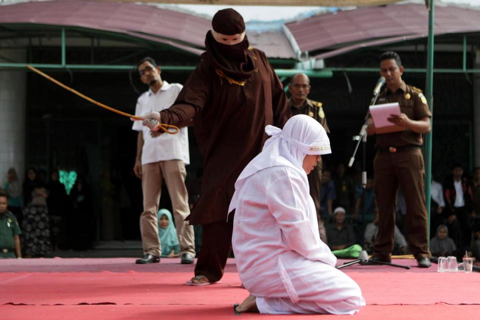 2017年9月11日，印尼亞齊省對未婚約會及涉賭博等罪名的11人公開鞭笞。（東方IC）