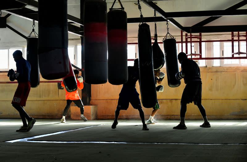 Atletas se entrenan para el boxeo en un gimnasio de La Habana