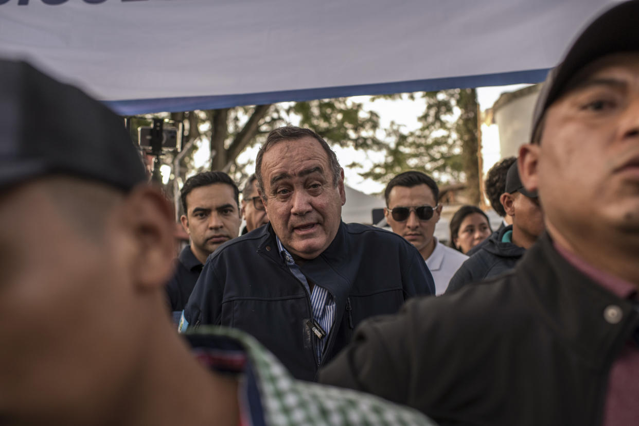 Alejandro Giammattei el día de las elecciones de junio en Ciudad de Guatemala. Giammattei negó haber aceptado sobornos relacionados con un proyecto ruso. (Daniele Volpe/The New York Times)