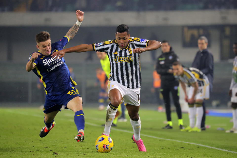 Alex Sandro de la Juventus y Tomas Suslov del Hellas Verona pelean por el control del balón en el encuentro de la Serie A en el Estadio Marcantonio Bentegodi en Verona el sábado 17 de febrero del 2024. (Paola Garbuio/LaPresse via AP)