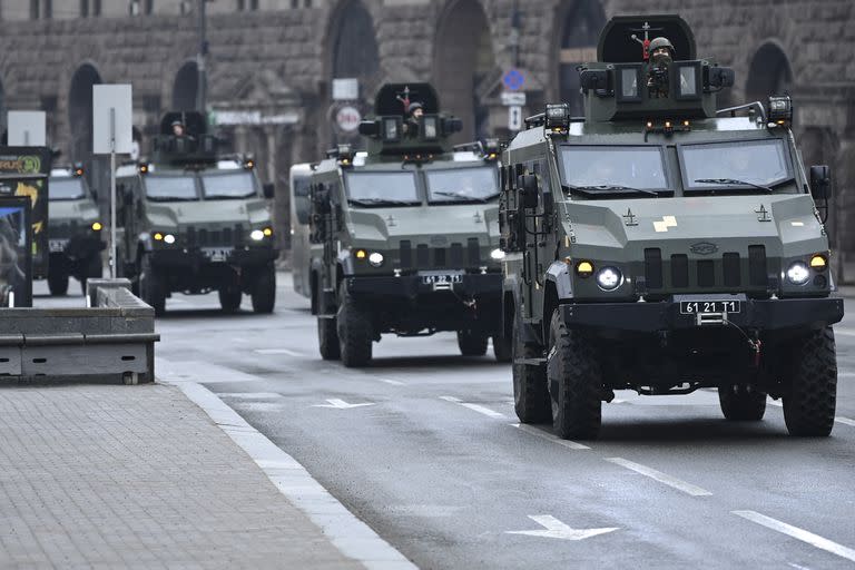 Vehículos militares ucranianos en Kiev