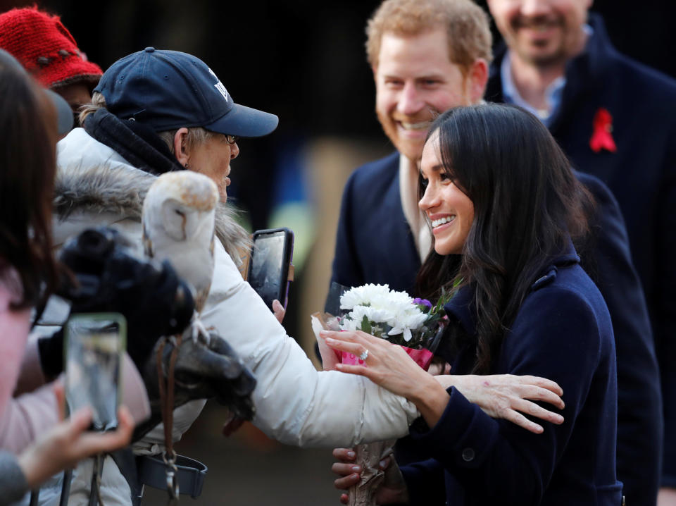 Meghan saluda a las personas concurridas.