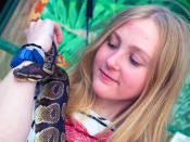 Angst vor den Tieren haben die Mädchen aber nicht, wie dieses Schmusebild mit dem Reptil zeigt. Und bei der Versorgung der 300 Mitbewohner wird die Familie zum Glück auch von professionellen Tierpflegern unterstützt. (Bild-Copyright: Laura Dale/Caters New Agency)