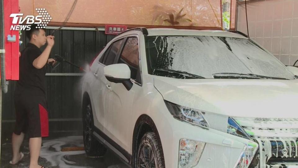 也有人說到通常灰塵都是因為靜電才吸附於車輛表面，因此透過洗車才是比較好的清理方式。(圖片來源/ TVBS)