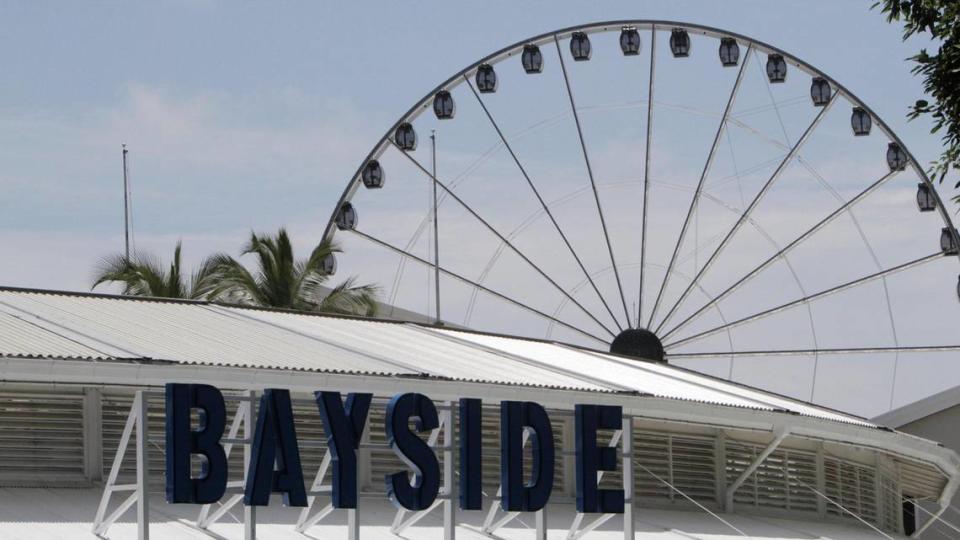 Sky Views Miami, una rueda de observación de 176 pies de altura, se eleva sobre Bayside Marketplace en Miami el 10 de junio de 2020.