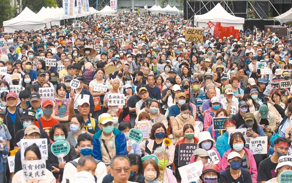 國會改革法案的覆議案21日將在立法院會投票表決，藍綠支持者當天都將集結在場外抗爭。圖為5月28日民眾在立法院外陳情抗議。（本報資料照片）