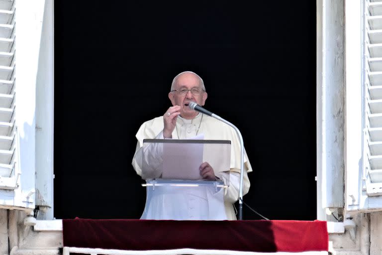 El Papa Francisco pronuncia la oración del Ángelus dominical desde la ventana de su estudio con vistas a la Plaza de San Pedro en el Vaticano el 3 de julio de 2022. 