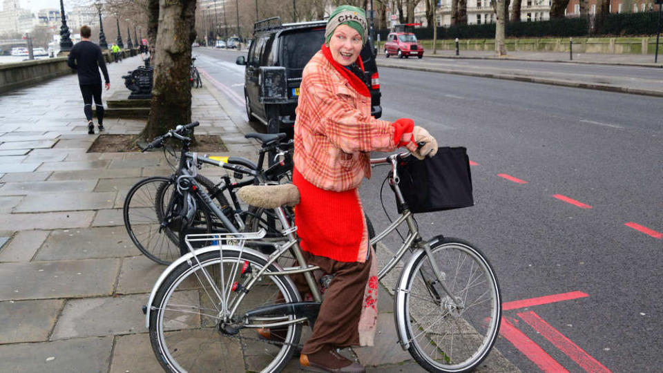 Während andere ins Auto steigen, nutzt Vivienne Westwood lieber ihren Drahtesel